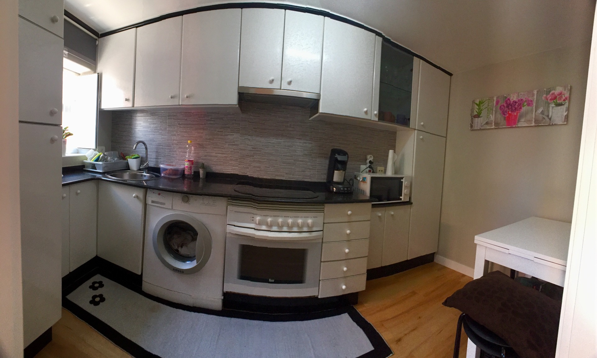 Cocina dotada de horno, vitroceramica , microondas, nevera , cafetera y vajilla.