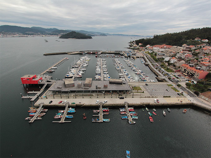 Su puerto deportivo con la Isla de Tambo al fondo